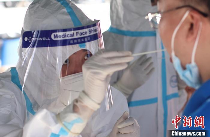 資料圖：一周之內(nèi)，有著900余萬人口的南京市已開展兩輪全員核酸檢測，并開展第三輪全市全員核酸檢測。泱波 攝