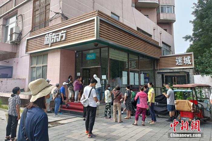 正在等待孩子下課的家長(zhǎng)們。a target='_blank' href='http://www.chinanews.com/' 中新網(wǎng)/a 左雨晴 攝