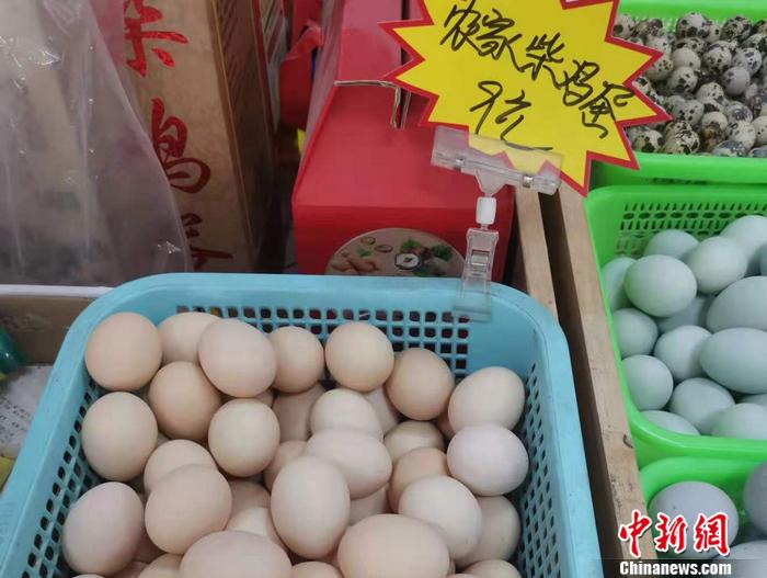 北京市西城區(qū)某菜市場內(nèi)雞蛋價格。 a target='_blank' href='http://www.chinanews.com/' 中新網(wǎng)/a記者 謝藝觀 攝