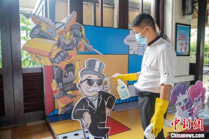 金茂三亞亞龍灣希爾頓大酒店，工作人員對酒店內設施進行消毒作業(yè)。甄儒坤供圖