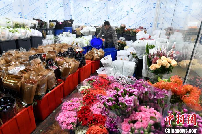 圖為：店員正在整理鮮花。呂明 攝