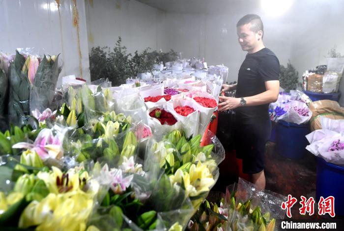 圖為：店員正在整理鮮花。呂明 攝