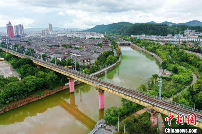 圖為廣(通)大(理)鐵路設(shè)備補(bǔ)強(qiáng)和電氣化改造順利完工。蔣忠良 攝