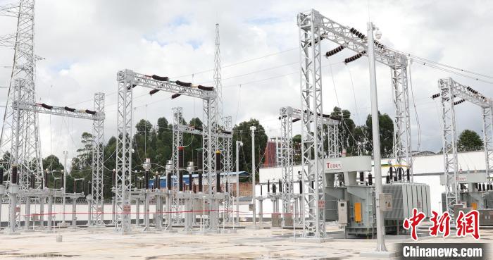 圖為廣(通)大(理)鐵路楚雄西站現(xiàn)代化的牽引變電所。蔣忠良 攝