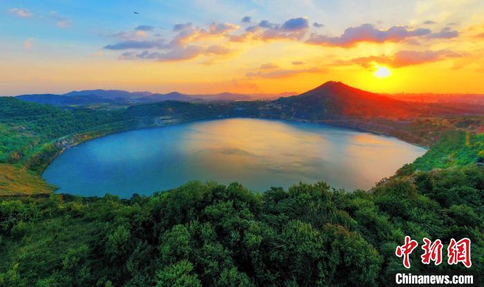 經(jīng)過近幾年的生態(tài)治理，如今的凹山采場以青山綠水的全新面貌回歸自然。馬鋼供圖