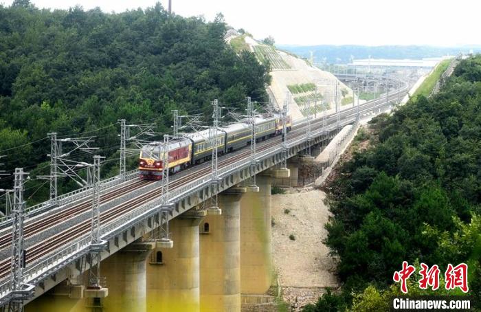 資料圖：聯(lián)調(diào)聯(lián)試檢測(cè)車奔馳在貴陽(yáng)環(huán)線天河潭至湖潮區(qū)間。田秘 攝