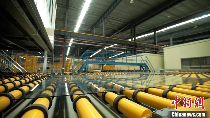 圖為玻璃生產(chǎn)線 朱萌 攝