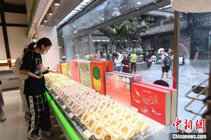 顧客選購月餅。安源 攝