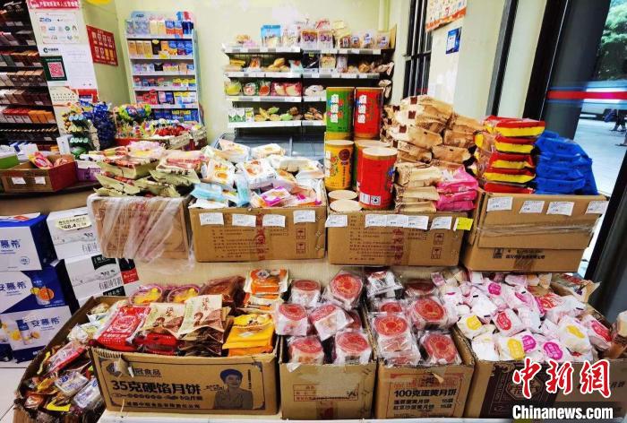 成都一小超市入口處擺滿了各類月餅。賀劭清 攝