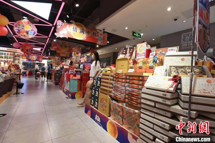 一年一度的“月餅大戰(zhàn)”再次打響。安源 攝