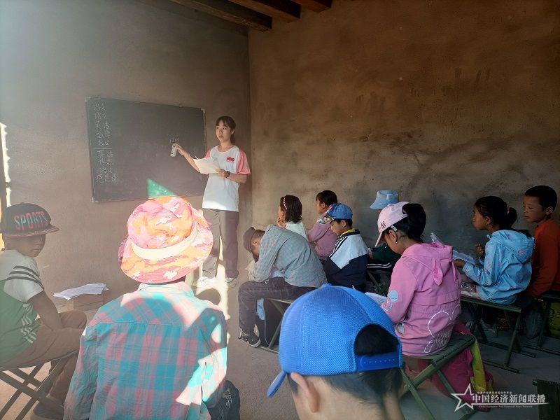 2志愿者老師在上課，同學(xué)們?cè)谡J(rèn)真聽(tīng)講 胡凱微 攝.jpg