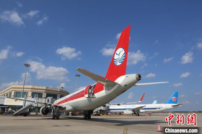 哈爾濱機場停機坪。仇建 攝