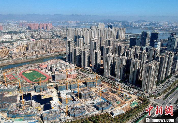 資料圖：航拍福州市閩江畔一處新建住宅。 a target='_blank' href='http://www.chinanews.com/'中新社/a記者 呂明 攝