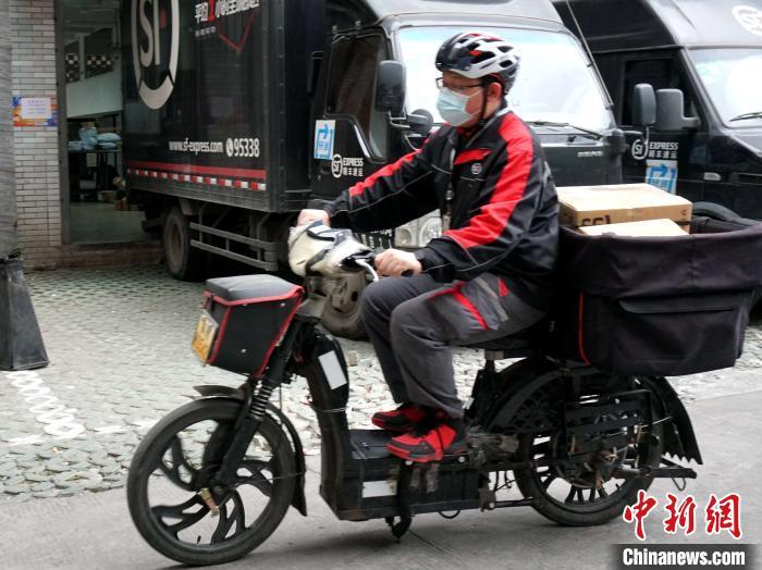 順豐快遞員正在忙碌著送件。葉秋云 攝