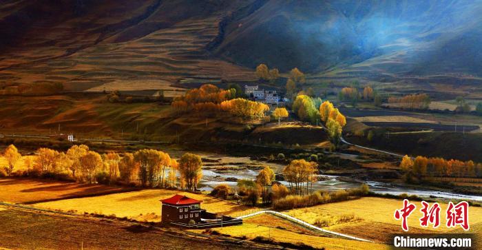 四川甘孜新都橋(四川省文化和旅游廳 供圖)