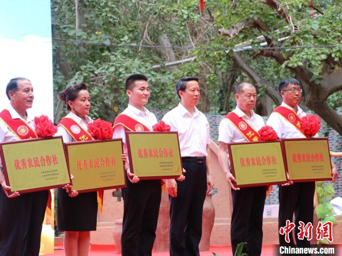 活動(dòng)當(dāng)日，吐魯番優(yōu)秀農(nóng)民合作社、十佳農(nóng)民致富帶頭人獲得表彰。胡嘉琛 攝