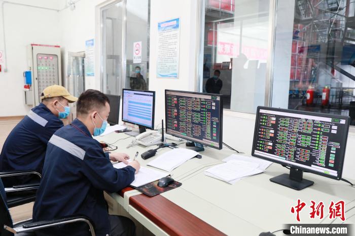 供熱工人查看供熱情況。邵天李 攝