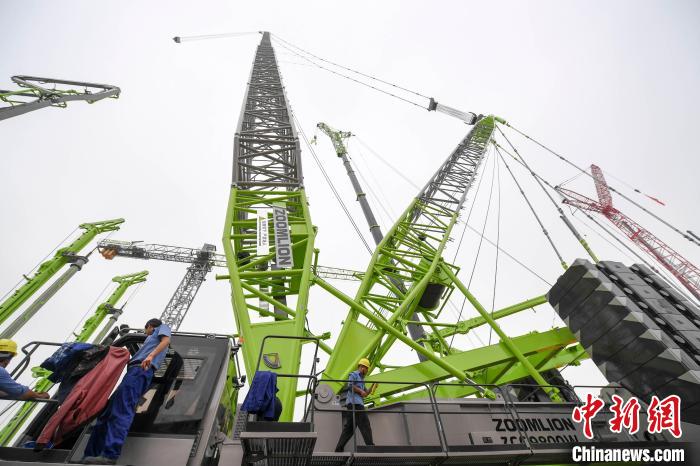 中聯(lián)重科工程機(jī)械產(chǎn)品。楊華峰 攝