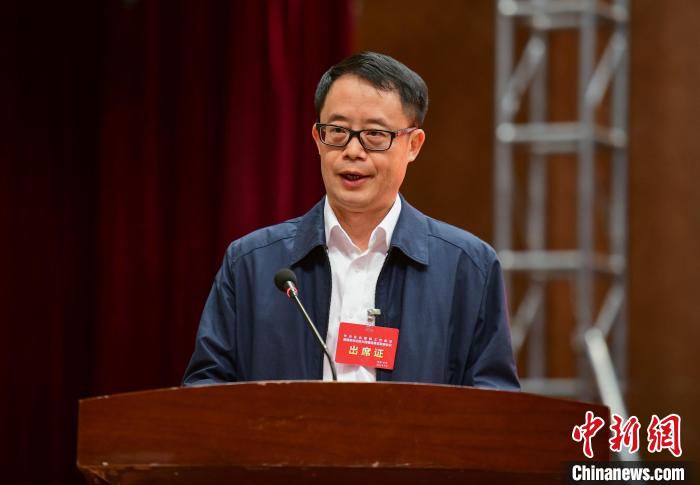 圖為央企代表作交流發(fā)言。貢嘎來松 攝