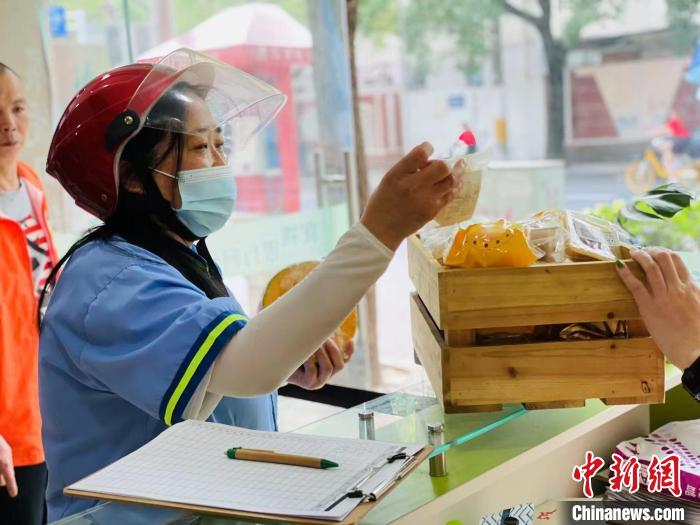 民眾前往分發(fā)點(diǎn)領(lǐng)取月餅。綠洲食物銀行供圖