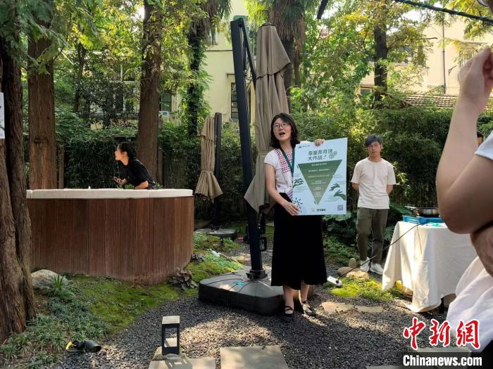 圖為月餅改造線下工作坊現(xiàn)場(chǎng)。李姝徵 攝