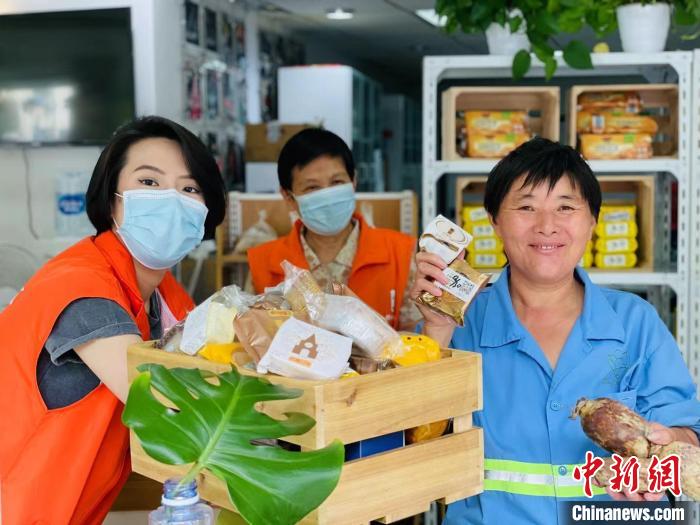 環(huán)衛(wèi)工人領(lǐng)取由民眾捐贈(zèng)的月餅。綠洲食物銀行供圖