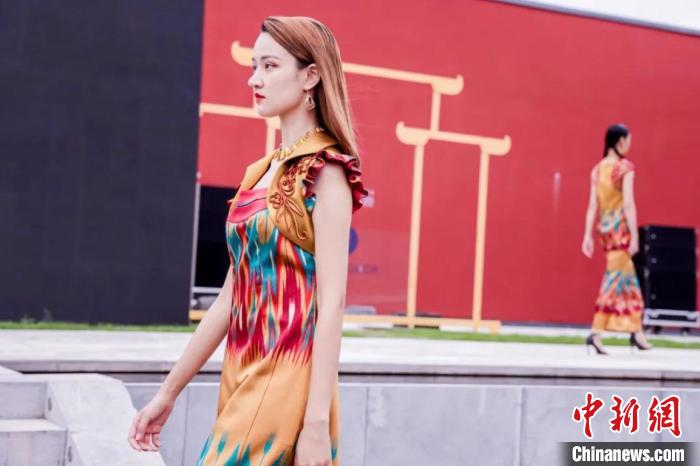 以新疆和田艾德萊斯綢為主題的非遺時(shí)尚秀亮相2021北京時(shí)裝周。北京時(shí)裝周組委會(huì)供圖