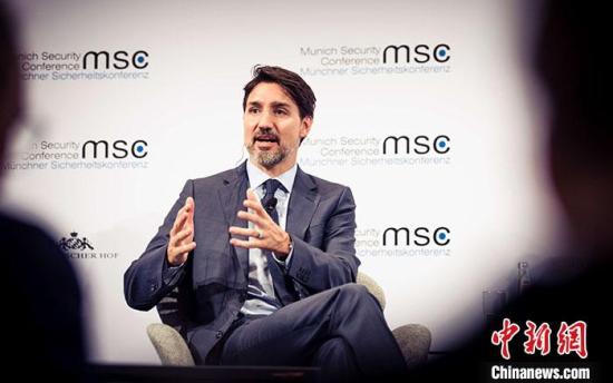 當(dāng)?shù)貢r(shí)間2月14日，第56屆慕尼黑安全會(huì)議在德國(guó)慕尼黑開幕，將持續(xù)至16日。一年一度的慕尼黑安全會(huì)議是全球規(guī)模最大的國(guó)際安全政策會(huì)議，本屆慕安會(huì)將有超過500名高級(jí)別代表出席，其中包括法國(guó)、加拿大、德國(guó)等30余國(guó)元首或政府首腦以及上百名各國(guó)外長(zhǎng)和防長(zhǎng)。圖為加拿大總理特魯多出席當(dāng)天的一場(chǎng)對(duì)話會(huì)。a target='_blank' href='http://www.chinanews.com/'中新社/a發(fā) MSC／Kuhlmann 攝