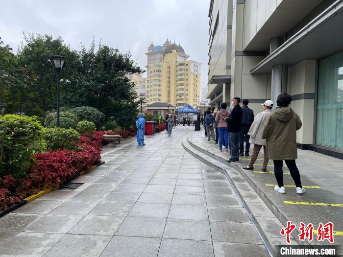 哈爾濱市市民排隊做核酸檢測。劉錫菊 攝