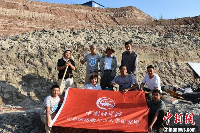 中科院古脊椎所野外科考隊(duì)在野外工作合影(圖片來(lái)自張立召)。中科院古脊椎所 供圖