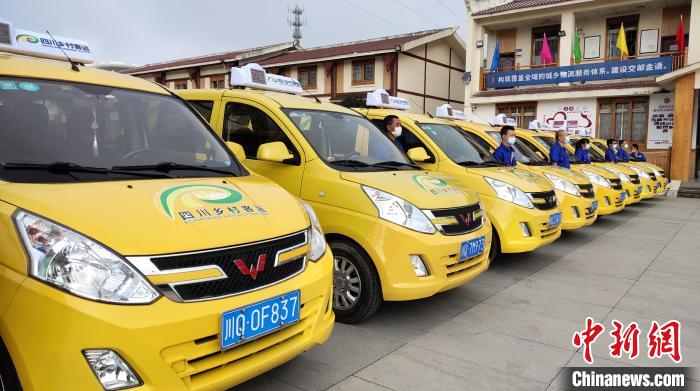 圖為宜賓市江安縣“金通工程”客運車輛。王鵬 攝