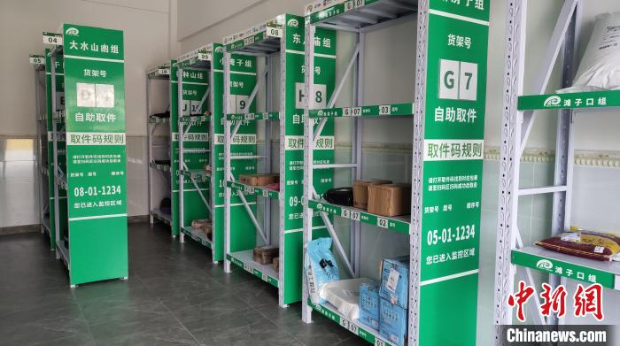 圖為江安縣陽春鎮(zhèn)姜廟村金通郵快驛站的快遞貨架。王鵬 攝