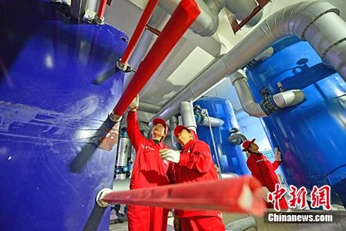 資料圖：技術(shù)人員巡檢供暖設(shè)備運(yùn)行情況。a target='_blank' href='http://www.chinanews.com/'中新社/a發(fā) 仝江 攝