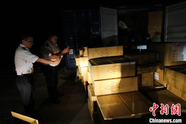 圖為蘭州海關(guān)所屬金昌海關(guān)工作人員對(duì)中歐班列進(jìn)口貨物進(jìn)行監(jiān)管。資料圖) 蘭州海關(guān)供圖