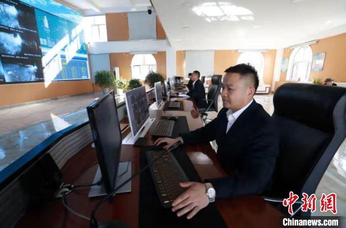 在麻地梁煤礦， 身著白襯衫，坐在寬敞明亮的智能調(diào)度集控中心，實現(xiàn)遠(yuǎn)程“一鍵采煤”已成為現(xiàn)實。金墨 攝