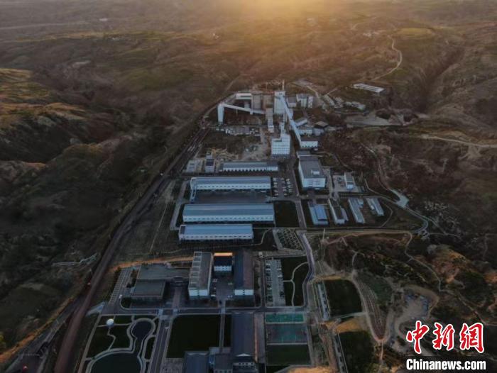 圖為麻地梁煤礦鳥瞰圖。金墨 攝