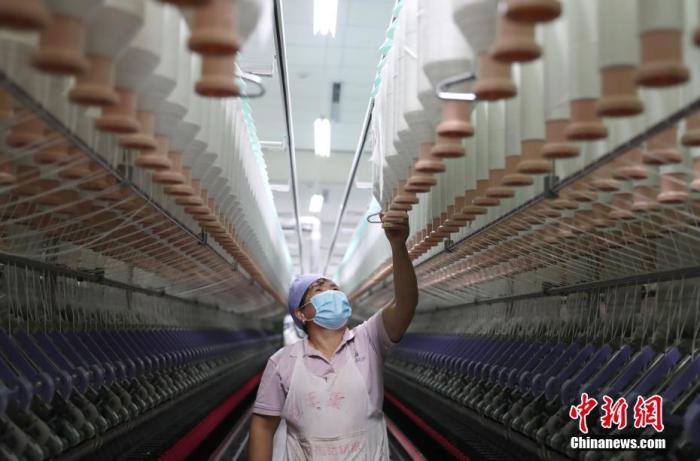 資料圖：工作人員在一座紡織扶貧車間的生產線上忙碌。a target='_blank' href='http://www.chinanews.com/'中新社/a記者 于晶 攝