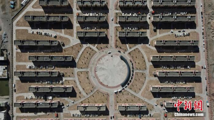 資料圖：航拍青海省雜多縣易地扶貧搬遷小區(qū)。a target='_blank' href='http://www.chinanews.com/'中新社/a記者 蘇丹 攝