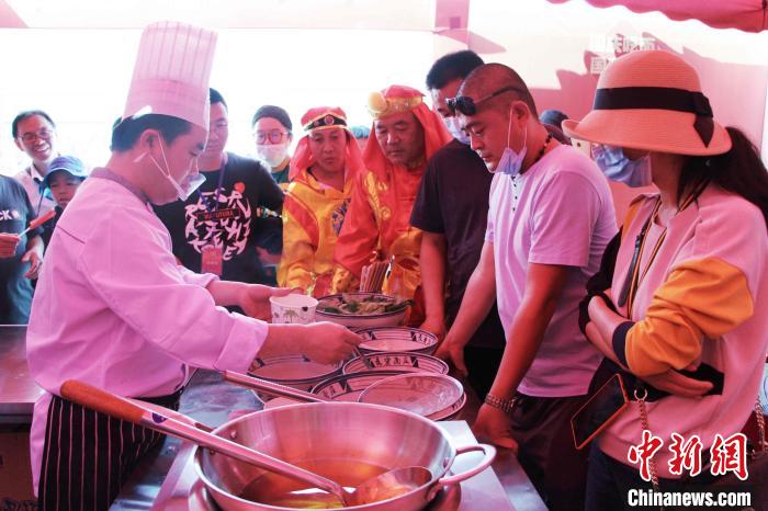 10月1日，“國慶吃面 國泰民安”新民俗倡議活動在泰山腳下舉行。趙曉 攝