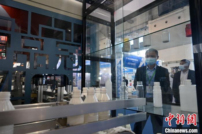 圖為第三屆中國(guó)·滄縣塑料中空制品展覽會(huì)現(xiàn)場(chǎng)。翟羽佳 攝