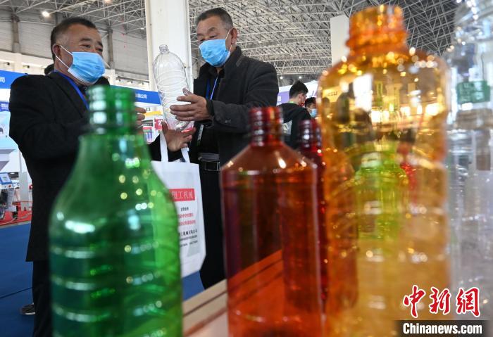 圖為第三屆中國(guó)·滄縣塑料中空制品展覽會(huì)現(xiàn)場(chǎng)。翟羽佳 攝