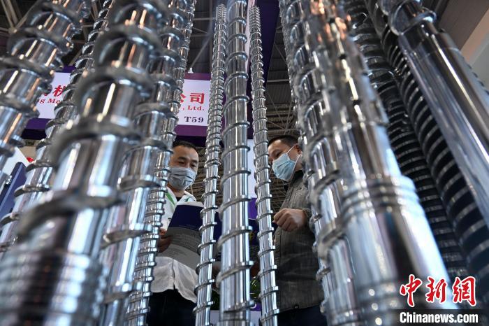 圖為第三屆中國(guó)·滄縣塑料中空制品展覽會(huì)現(xiàn)場(chǎng)。翟羽佳 攝