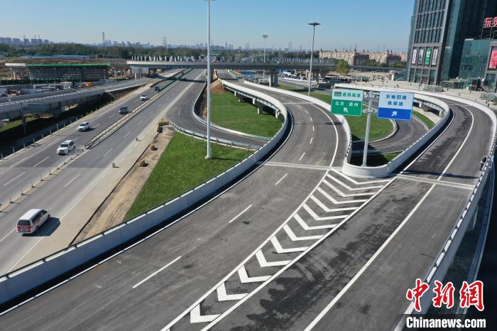 圖為通燕高速燕郊出口立交樞紐。劉向 攝