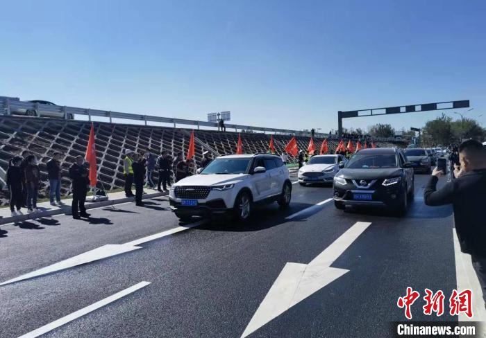 圖為開通儀式后首批駛過燕郊出口立交樞紐的車輛。宋敏濤 攝
