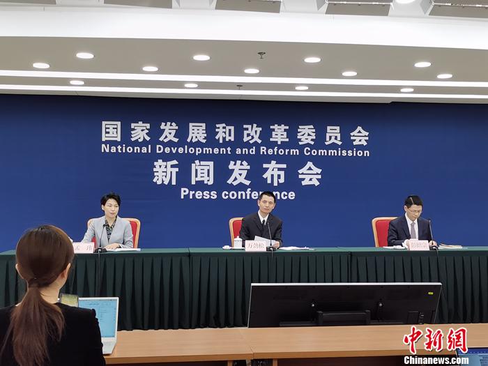 10月12日，國家發(fā)展改革委介紹進一步深化燃煤發(fā)電上網(wǎng)電價市場化改革有關情況。a target='_blank' href='http://www.chinanews.com/' 中新網(wǎng)/a記者 李金磊 攝
