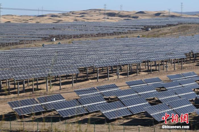 資料圖：運(yùn)行中的達(dá)拉特光伏基地。 劉文華 攝