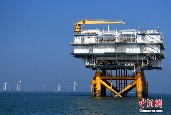 資料圖：福建省福清市興化灣海上風(fēng)電升壓站。 陳蒸 攝