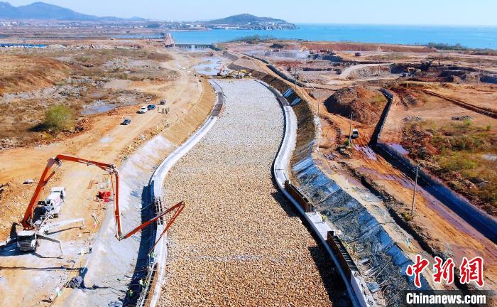 圖為護(hù)岸工程現(xiàn)場航拍圖。(無人機(jī)畫面) 李松澤 攝