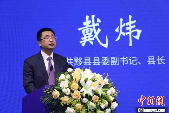 中共黟縣縣委副書記、縣長(zhǎng)戴煒?lè)窒碓摽h民宿產(chǎn)業(yè)發(fā)展經(jīng)驗(yàn) 劉浩 攝