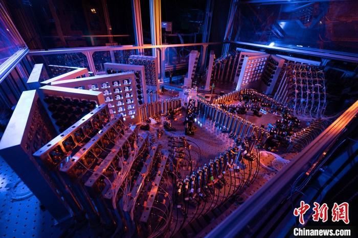  資料圖為 “九章二號”144模式干涉儀(部分)實驗照片。 a target='_blank' href='http://www.chinanews.com/'中新社/a發(fā) 中國科學(xué)技術(shù)大學(xué) 供圖 